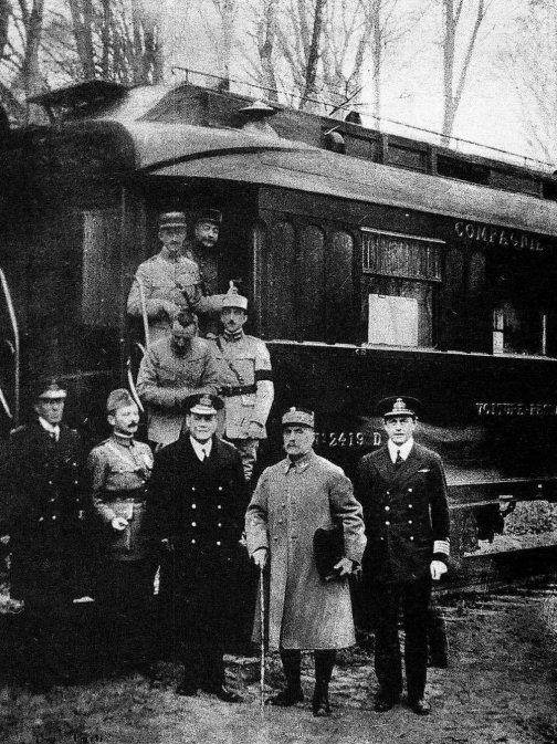Представители союзников при подписании Компьенского перемирия. Фердинанд Фош, второй справа, около своего вагона в Компьенском лесу, 11 ноября 1918 год