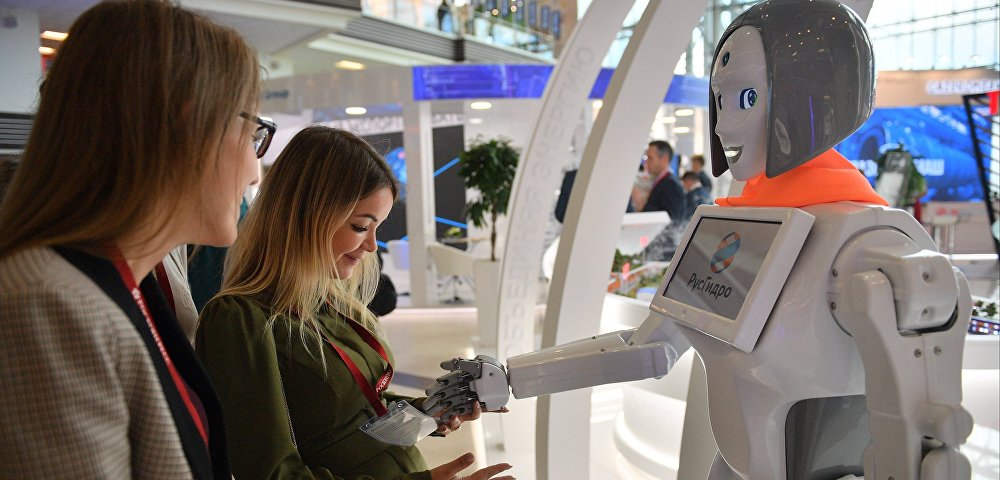 Посетители осматривают робота-помощника на стенде ПАО «Русгидро»