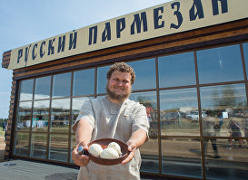 Фермер Олег Сирота у собственной сыроварни в деревне Дубровское Московской области