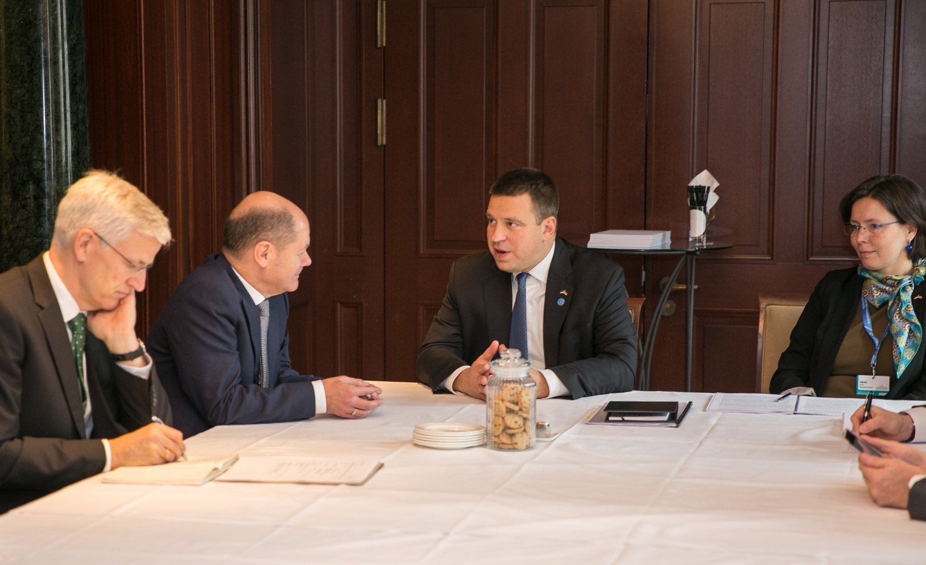 Премьер-министр Эстонии Юри Ратас на встрече в Берлине с вице-канцлером и министром финансов ФРГ Олафом Шольцем