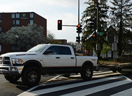 Автомобиль Dodge Power Wagon на улице Вашингтона (округ Колумбия).