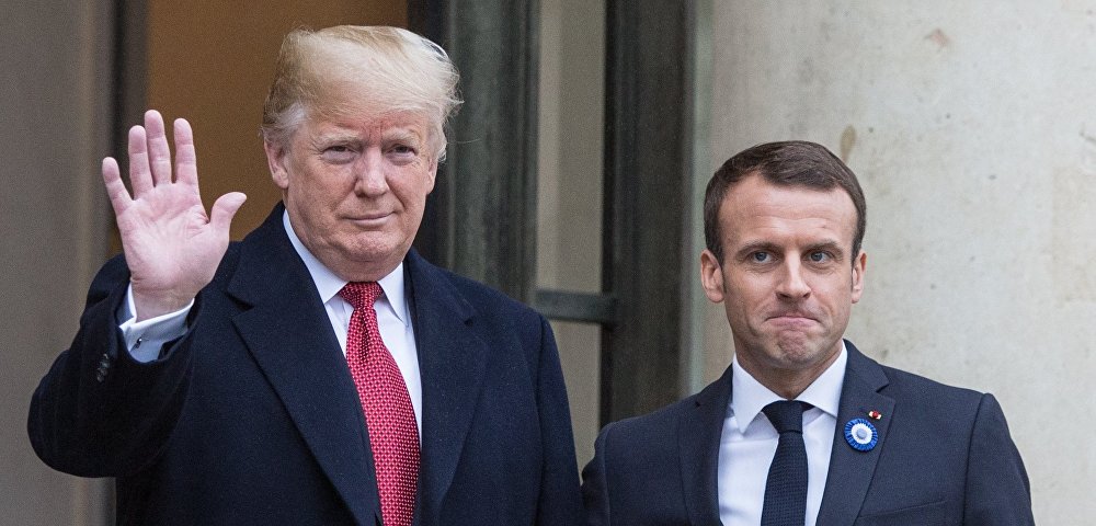 Президент Франции Эммануэль Макрон (справа) принимает президента США Дональда Трампа в Елисейском дворце в Париже 