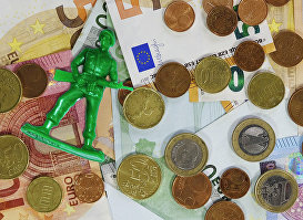 Евро и фигурки солдат