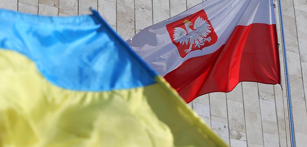 Государственные флаги Украины и Польши у посольства Польши в Киеве.