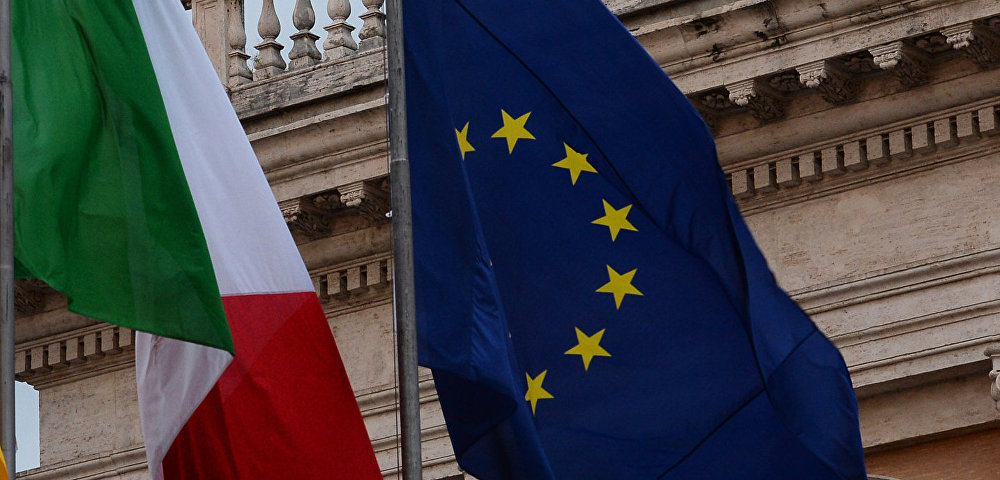 Флаги Рима, Италии, Евросоюза (слева направо) у Нового Дворца на Капитолийской площади в Риме