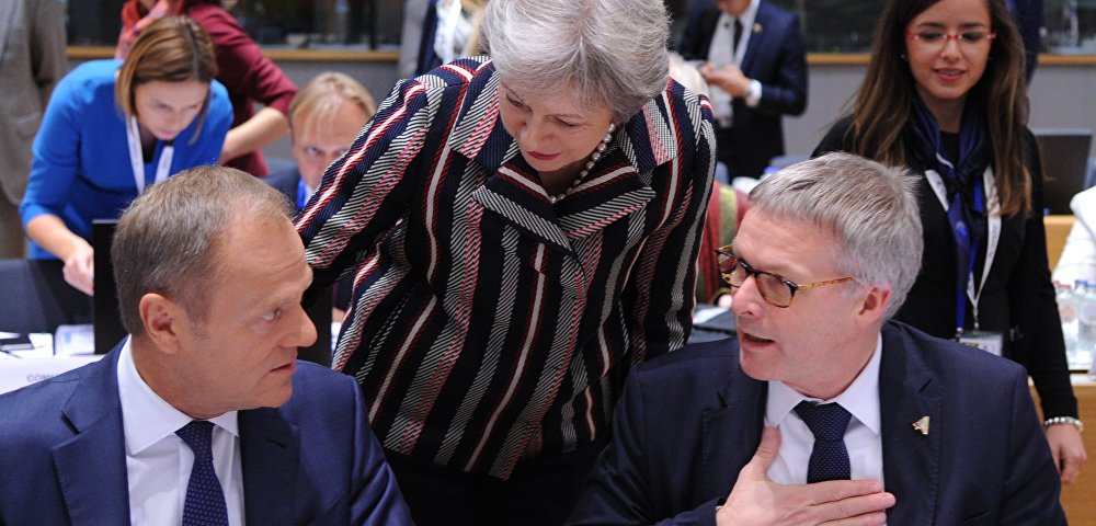 Премьер-министр Великобритании Тереза Мэй и председатель Европейского совета Дональд Туск  (слева).