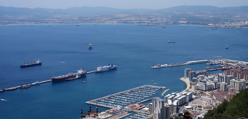 Морской порт Гибралтара. На дальнем плане - испанский город Альхесирас 