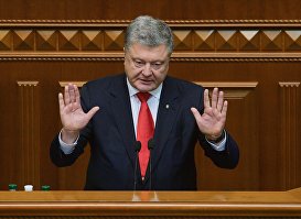 Президент Украины Петр Порошенко выступает на заседании Верховной рады Украины, где рассматривается решение о введении военного положения в стране
