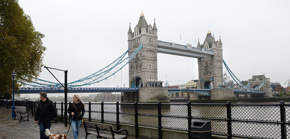 Набережная Темзы у Тауэрского моста в Лондоне