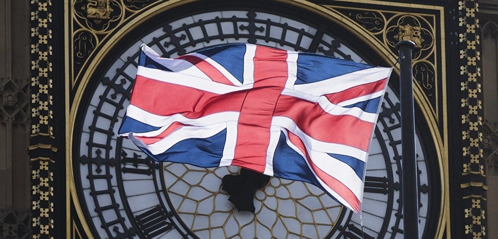 Флаг Великобритании на фоне часов Биг Бен в Лондоне