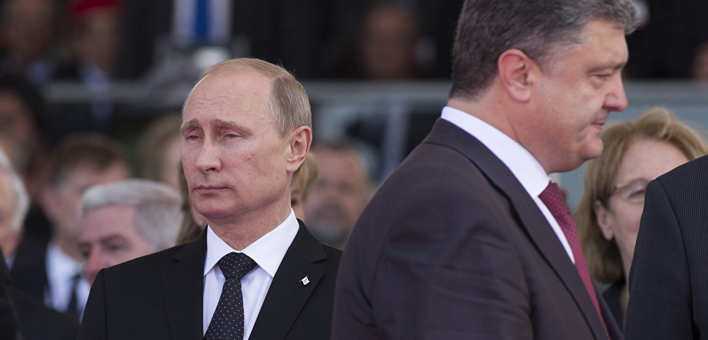 Президент России Владимир Путин (слева) и президент Украины Петр Порошенко