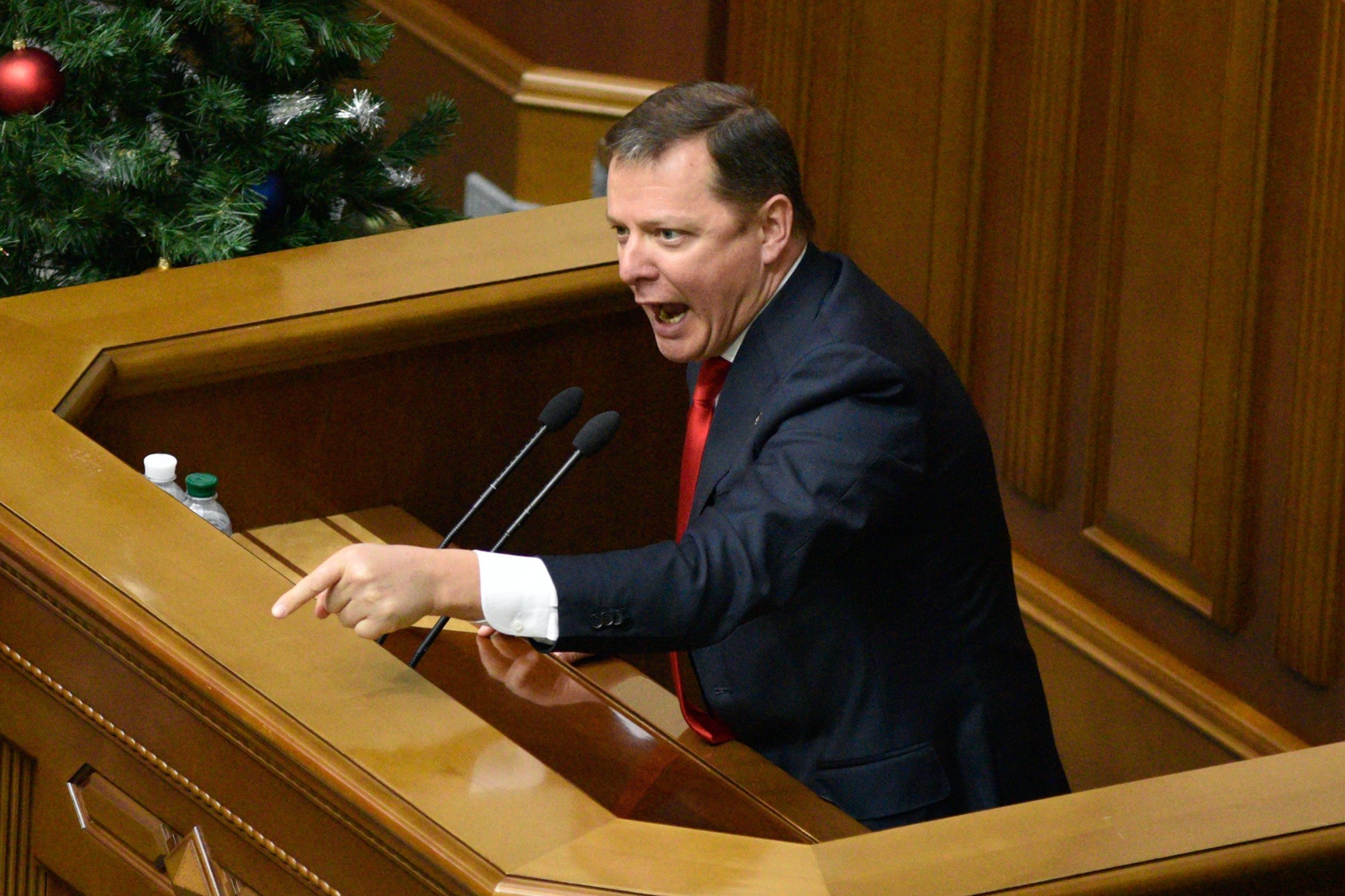 Лидер фракции "Радикальной партии" Олег Ляшко выступает на заседании Верховной рады Украины в Киеве