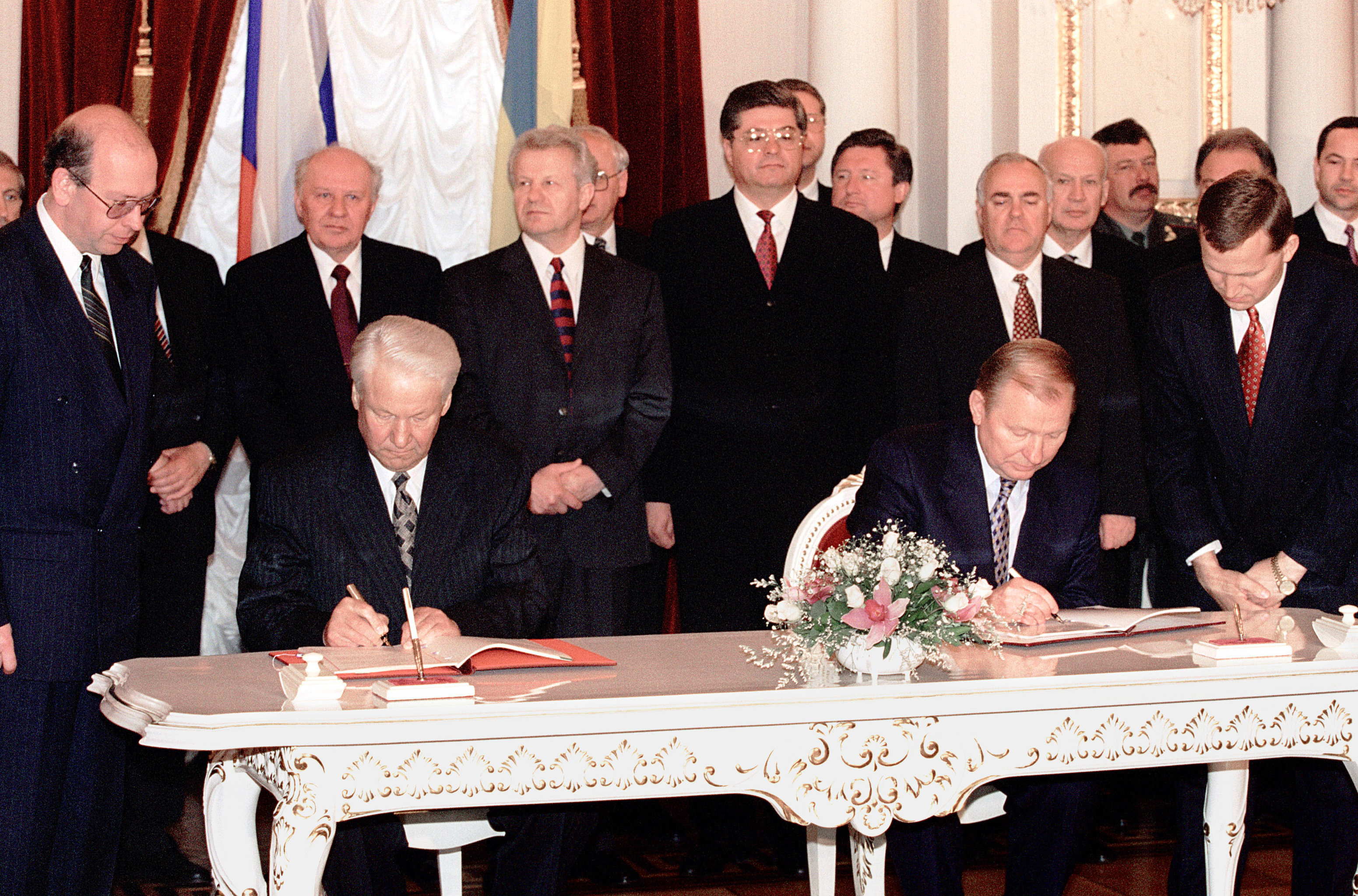 В каком году подписан договор про. Ельцин и Кучма 1997. Ельцин и Кучма 1995.