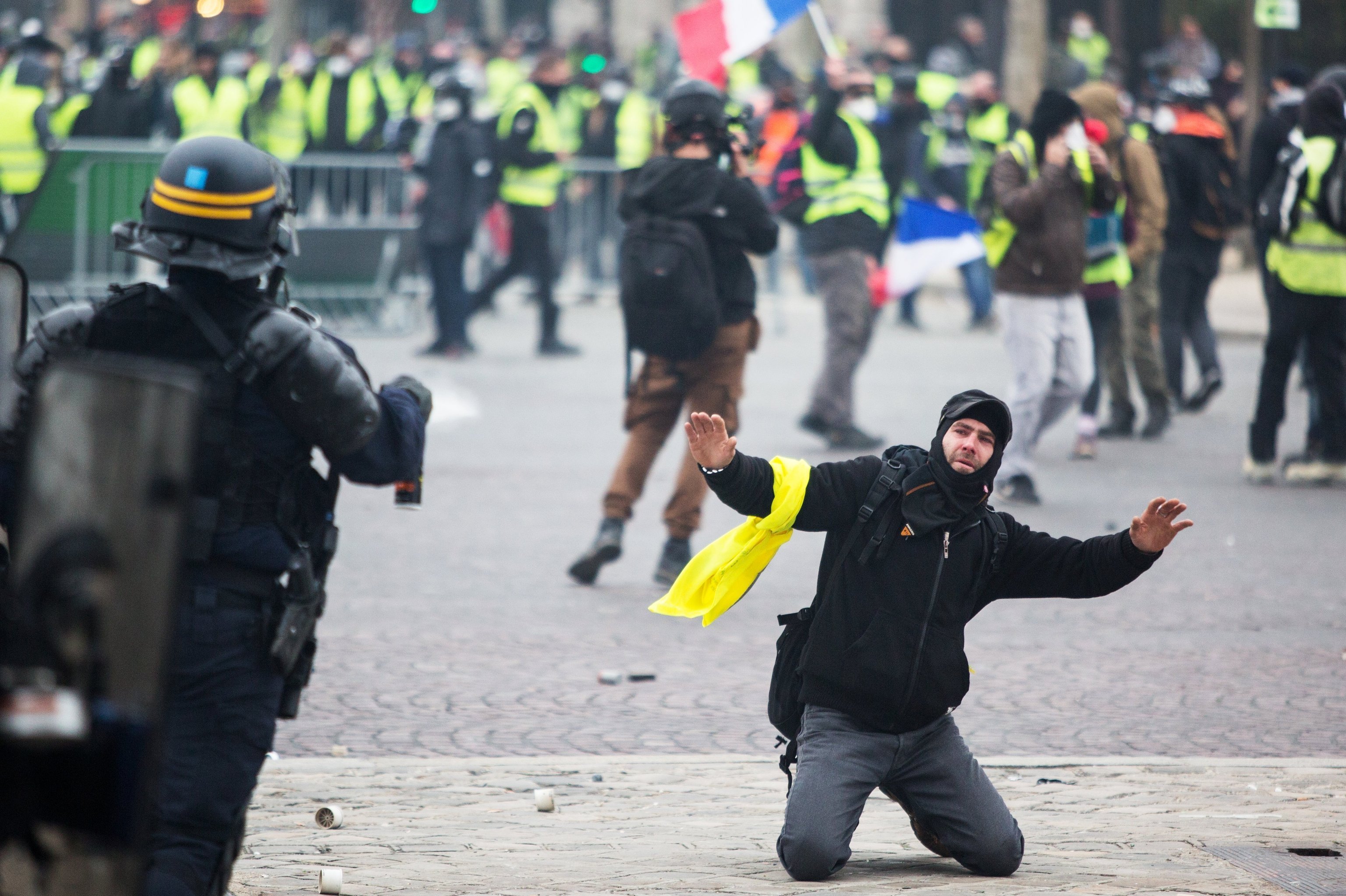 Мировые риа. Жёлтые жилеты во Франции разгон. Разгон демонстрантов в Париже. Протесты во Франции. Желтые жилеты протесты.