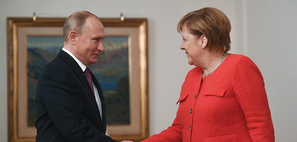 Президент РФ Владимир Путин и канцлер ФРГ Ангела Меркель во время встречи "на полях" саммита "Группы двадцати" в Буэнос-Айресе,1 декабря 2018
