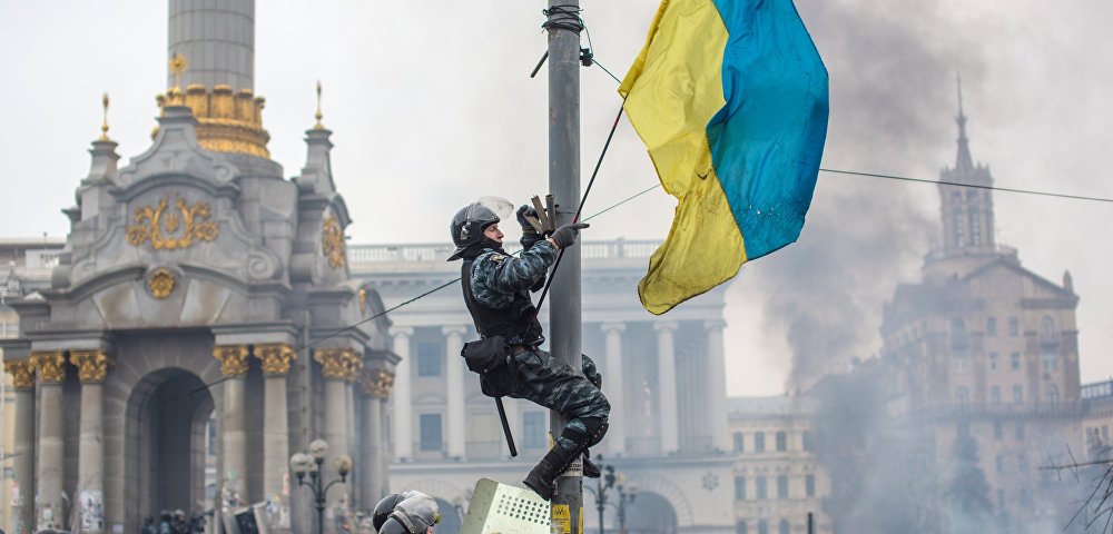 Сотрудники правоохранительных органов на площади Независимости в Киеве, где происходят столкновения митингующих и сотрудников милиции, 19 февраля 2014