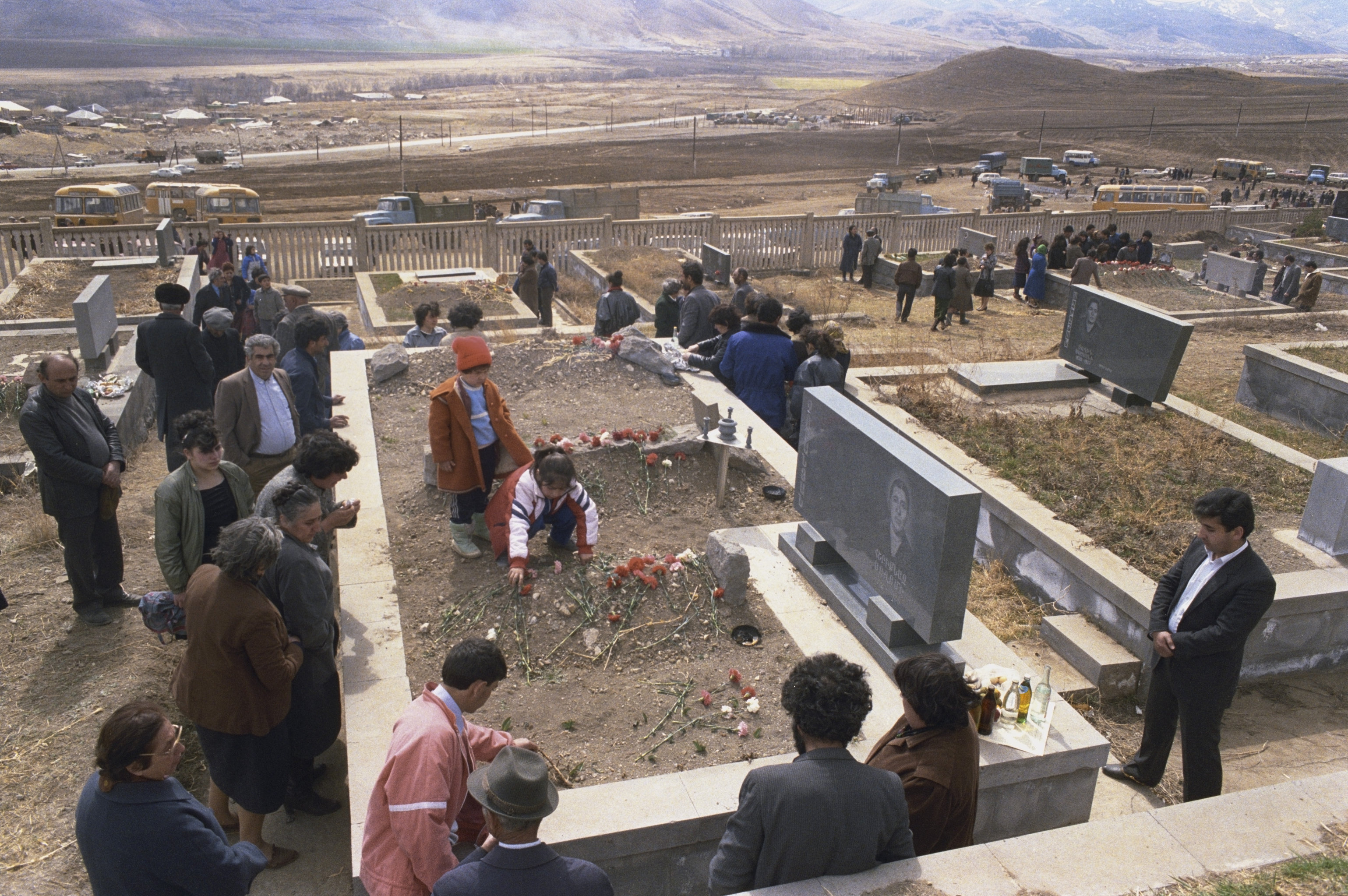 Захоронение жертв землетрясения. 7 декабря 1988 года в ряде северных районов Армении произошло землетрясение, сила которого в эпицентре (город Спитак) превышала 10 баллов.
