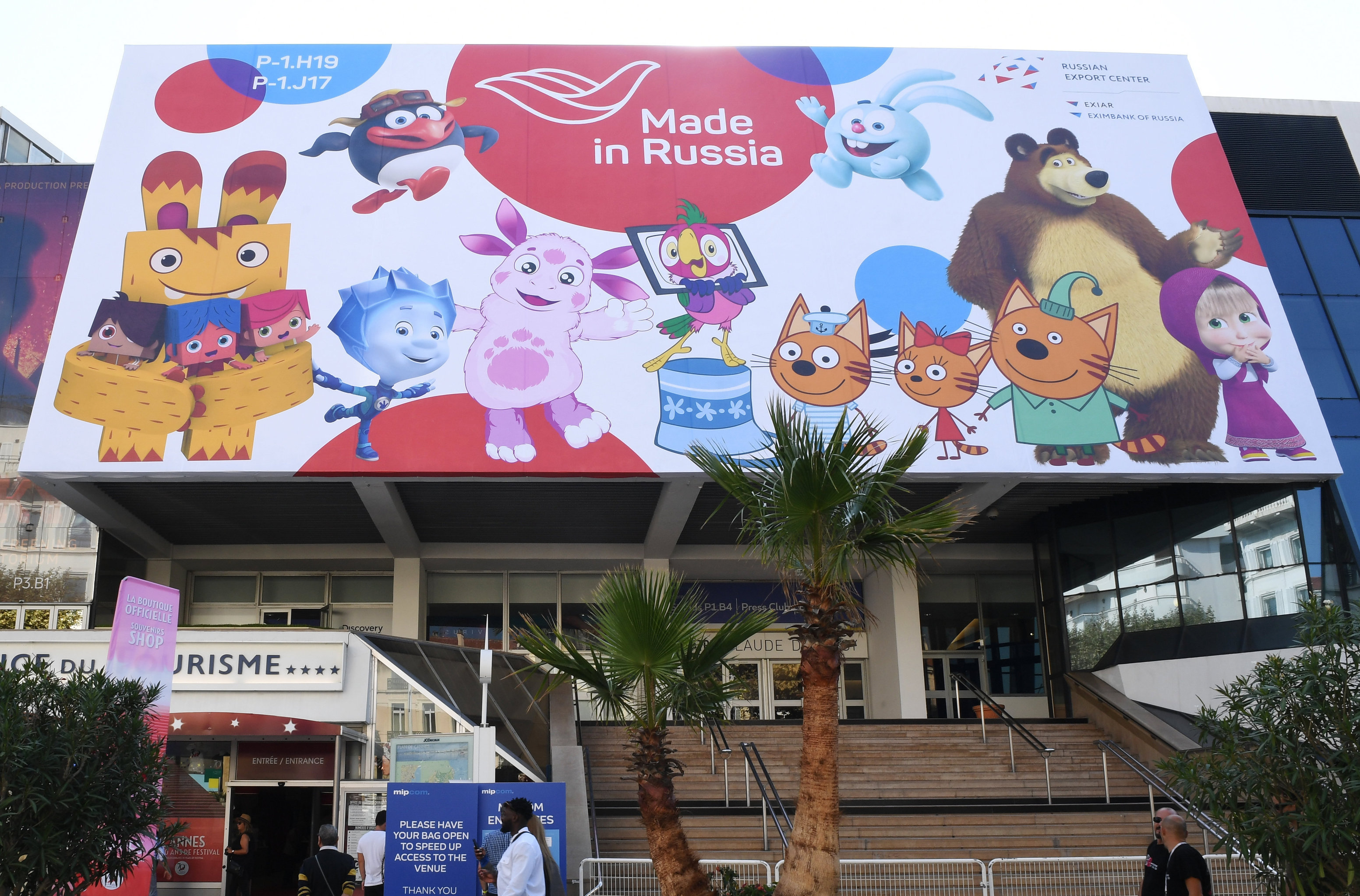Дворец фестивалей в Канне, где будет проходить Международный рынок аудиовизуального контента MIPCom, с рекламой русских проектов, представленных на телерынке.