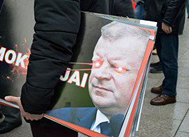 Премьер-министр Литвы Саулюс Сквернялис на плакате участника акции протеста в поддержку бастующих учителей "Последний звонок", 9 декабря 2018