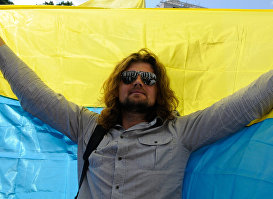 Мужчина с флагом Украины. Архивное фото