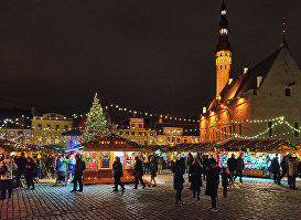 Елка и Рождественский рынок на Ратушной площади