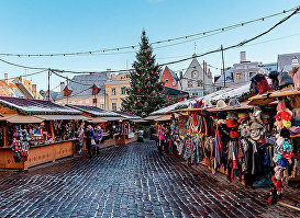 Рождественский рынок на Ратушной площади в Таллине