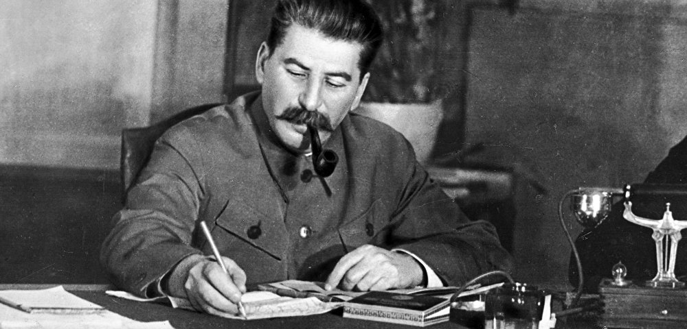 Иосиф Сталин в своем рабочем кабинете