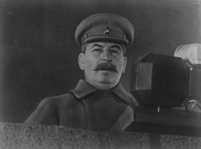 И.В. Сталин, Председатель Государственного комитета обороны СССР выступает с речью на военном параде на Красной площади 7 ноября 1941 года