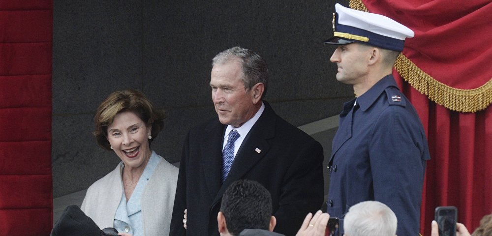 Бывший президент США Джордж Буш младший (в центре) и его супруга Лора Буш