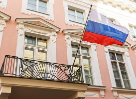 Флаг РФ на здании посольства России в Таллине. 