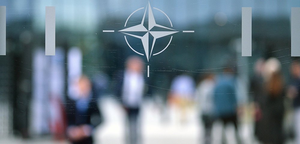 Эмблема Организации Североатлантического договора (НАТО) в Брюсселе