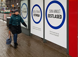 Баннеры партии Эстонии 200 на трамвайной остановке в Таллинне