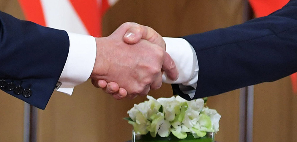 Рукопожатие президента РФ Владимира Путина и президента США Дональда Трампа