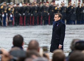 Президент Франции Эммануэль Макрон на мемориальной церемонии у Триумфальной арки в Париже