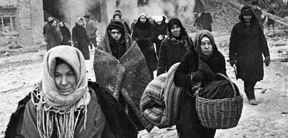 Жители блокадного Ленинграда выходят из бомбоубежища после отбоя тревоги