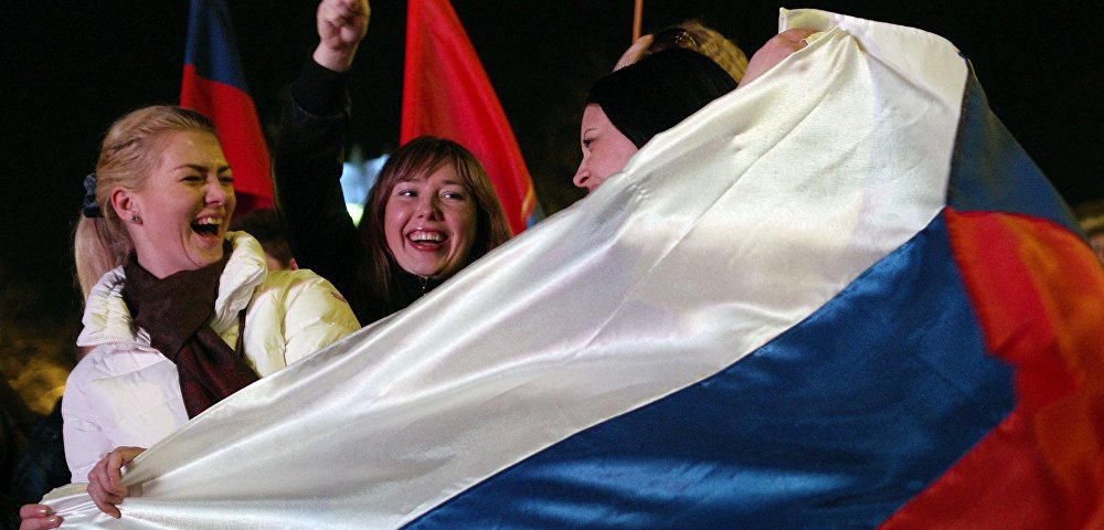 Жительницы Севастополя во время праздничного концерта в честь присоединения Крыма к Российской Федерации на площади П.С. Нахимова, 21 марта 2014