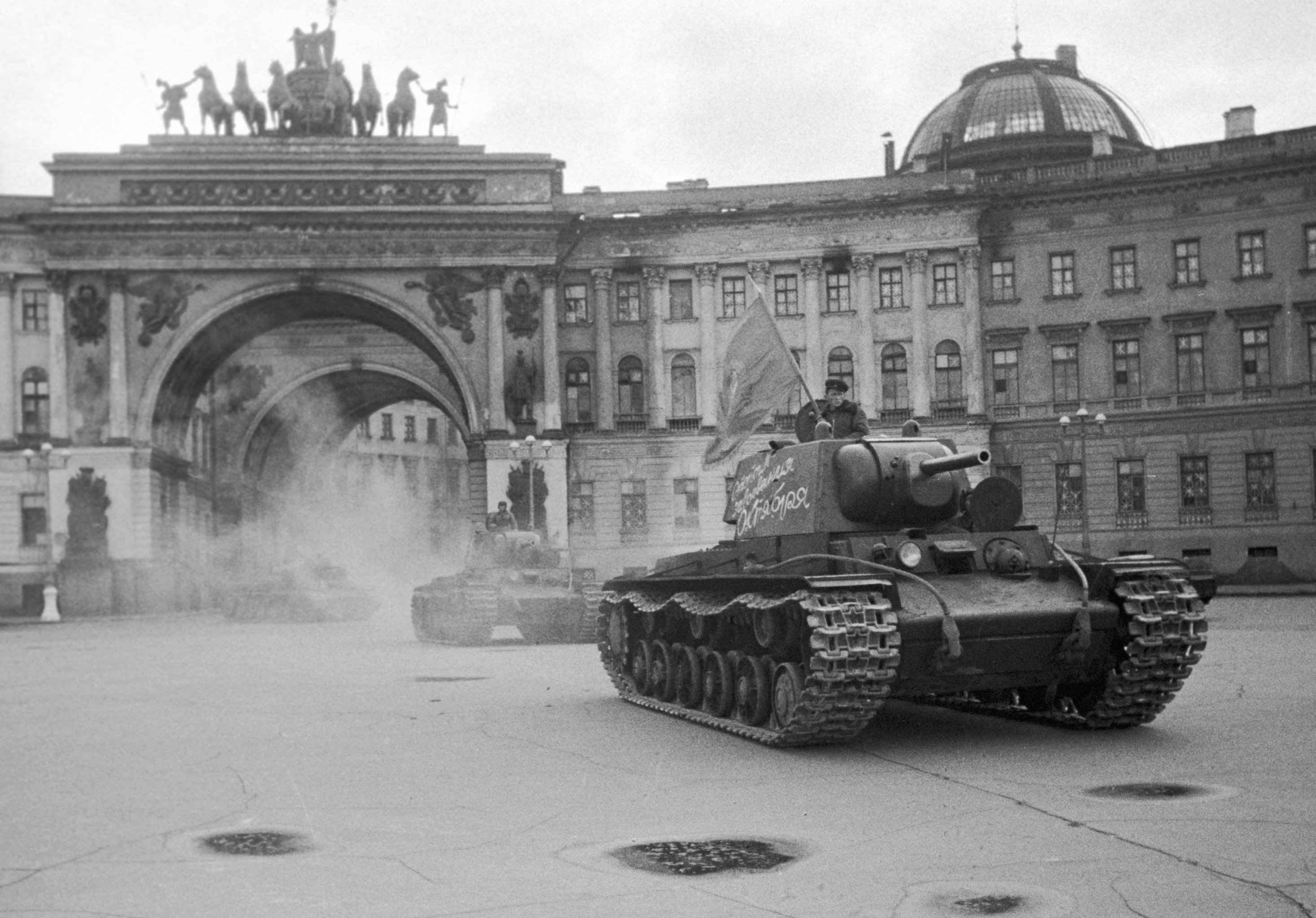 Колонна танков выезжает из арки Генерального штаба на Дворцовую площадь и отправляется на фронт, Ленинград