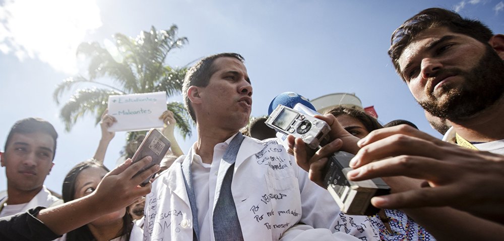 Спикер парламента Венесуэлы и лидер оппозиции Хуан Гуаидо, провозгласивший себя временным президентом страны, на митинге возле клинического университетского госпиталя Каракаса. 