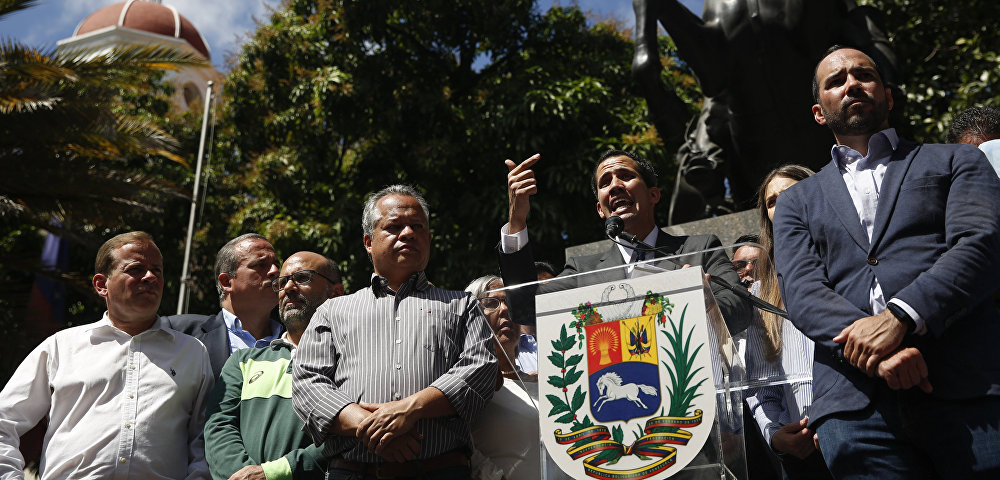 Спикер парламента Венесуэлы и лидер оппозиции Хуан Гуаидо, провозгласивший себя временным президентом страны во время выступления на митинге в Каракасе.