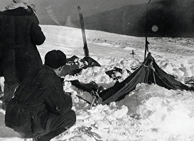 Палатка группы Дятлова, частично раскопанная от снега. Слева от палатки поисковики: Ю. Коптелов, за ним В. Карелин