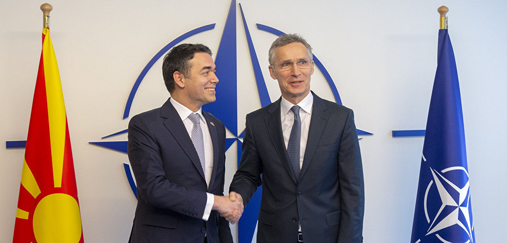 Генеральный секретарь НАТО Йенс Столтенберг и министр иностранных дел Северной Македонии Никола Димитров, 6 февраля 2019
