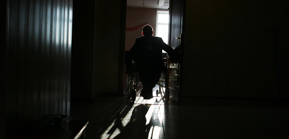 Пожилой мужчина в инвалидном кресле