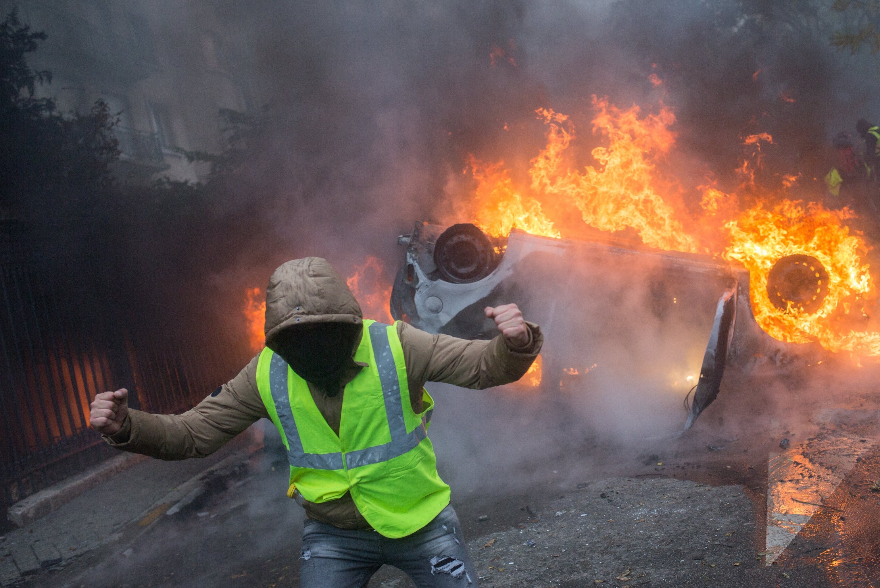Автомобиль, горящий во время протестной акции движения автомобилистов "желтые жилеты", выступавшего с требованием снижения налогов на топливо, в районе Триумфальной арки в Париже.