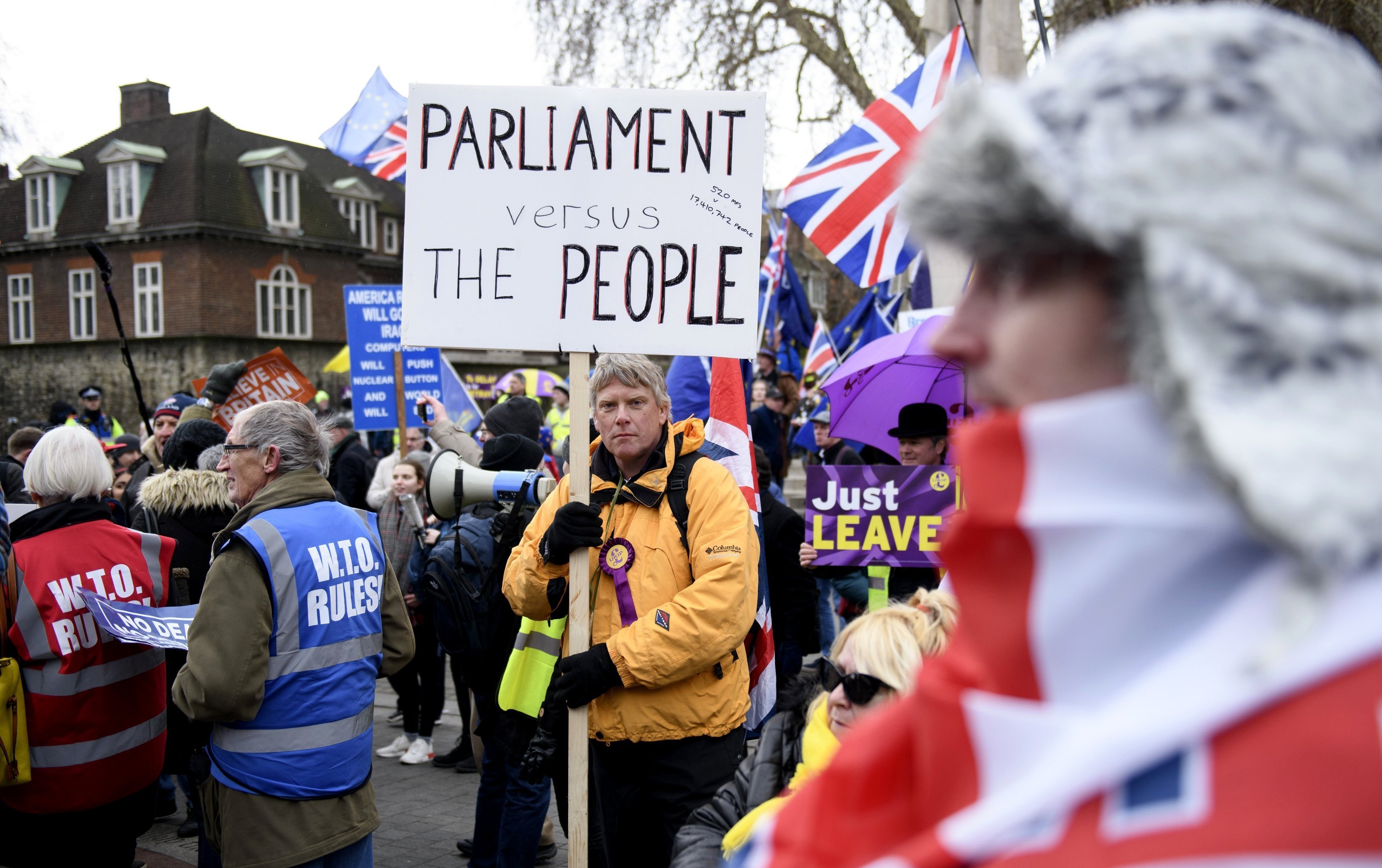 Участники акции противников и сторонников Brexit в Лондоне. 