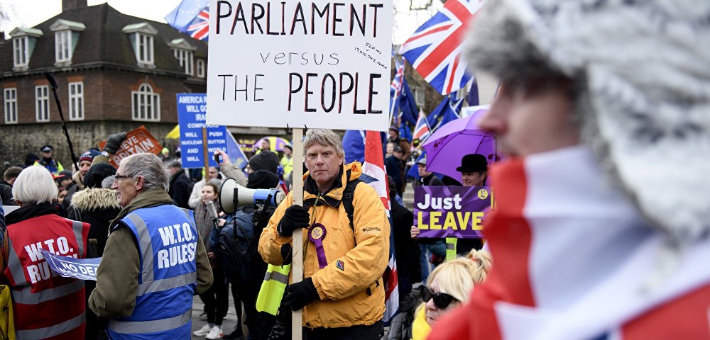 Участники акции противников и сторонников Brexit в Лондоне. 