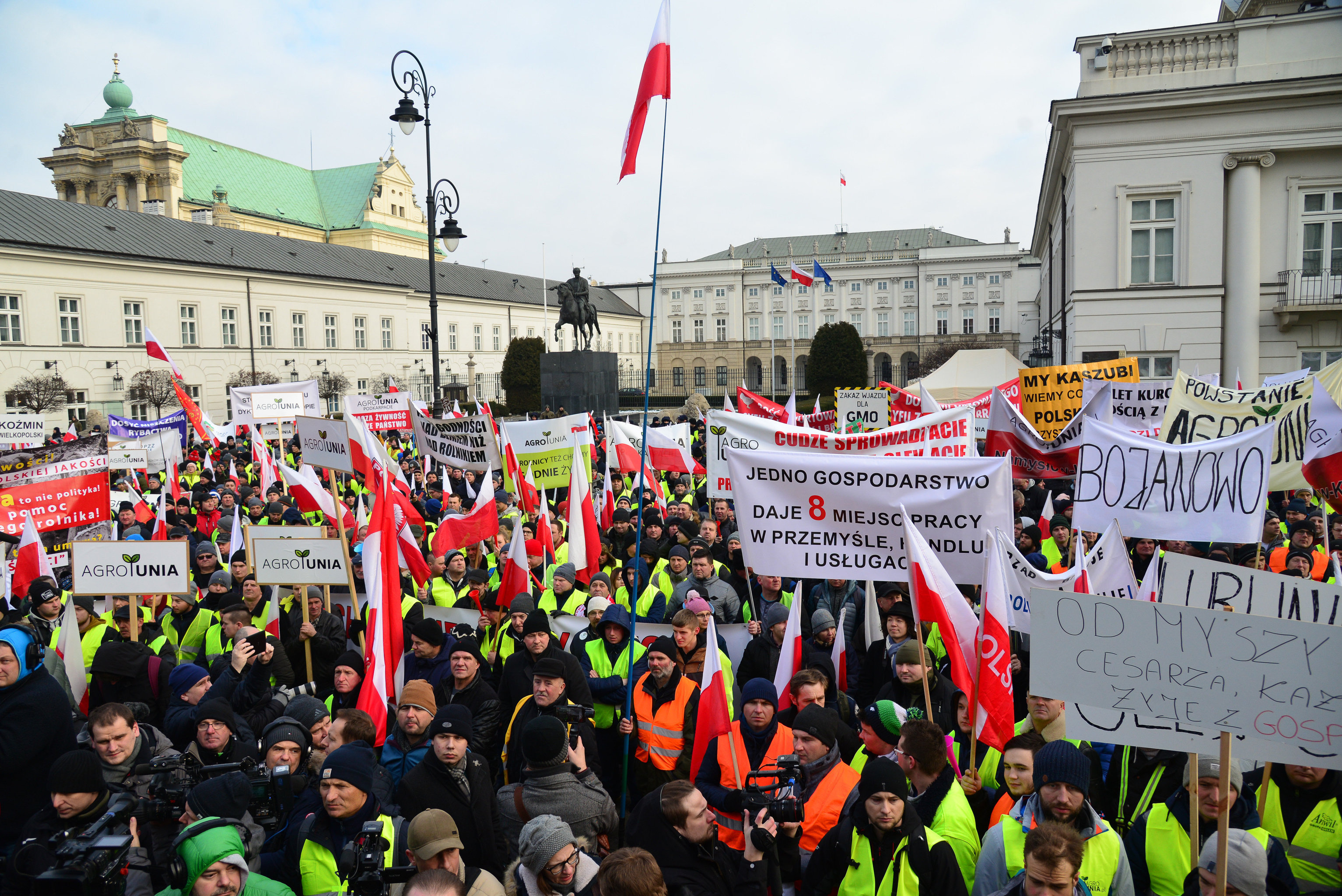 Акция протеста фермеров у президентского дворца в Варшаве