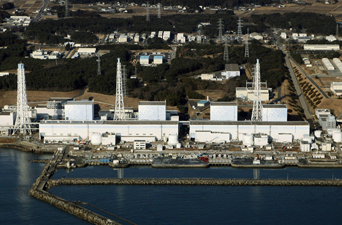 Поврежденная в результате землетрясения атомная электростанция ​​Фукусима в японском городе Футаба, 12 марта 2011 года