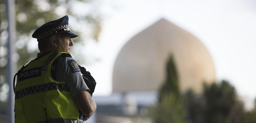 Полицейский стоит на страже перед мечетью Масджид аль-Нур, где произошла одна из двух массовых расстрелов, Крайстчерч, Новая Зеландия, 17 марта 2019 года