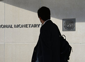 Мужчина у здания Международного валютного фонда