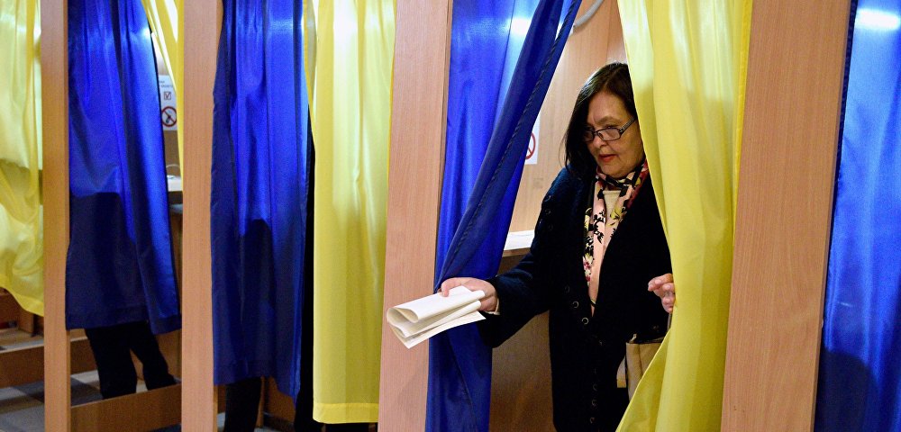 Женщина во время голосования на выборах президента Украины на одном из избирательных участков Киева, 31 марта 2019